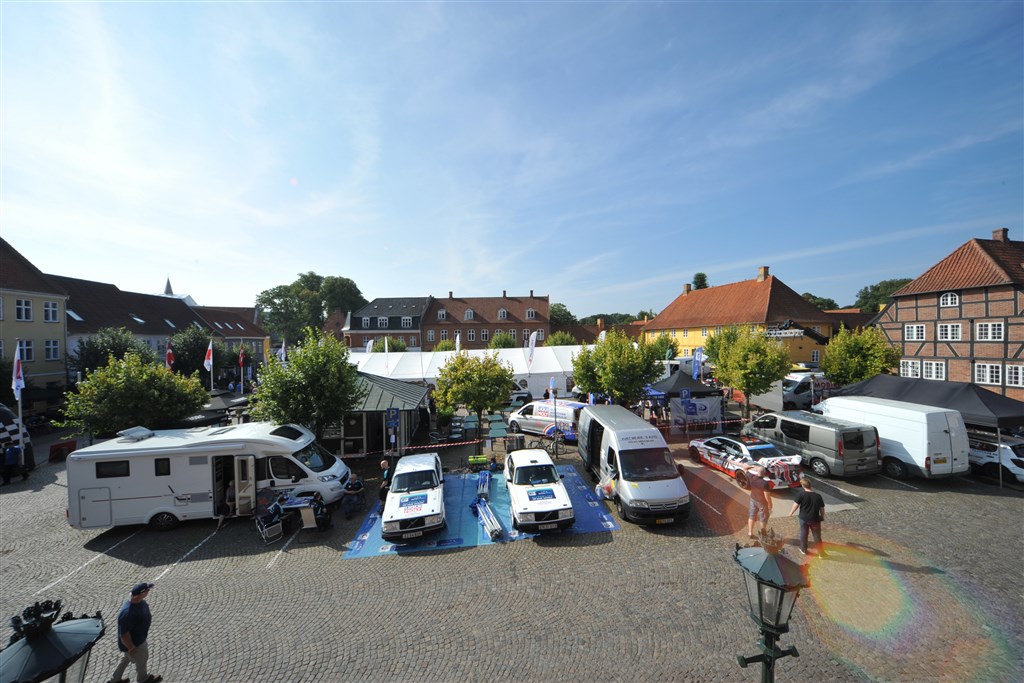 Torvet var bare et af de områder i Sorø, som lørdag var fyldt op med rallydeltagere
(Foto: Morten Alstrup)